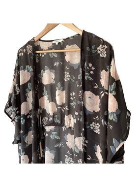 Maurices Floral Kimono Sz M/L Grey Pink Feminine Girly Lightweight Topper EUC